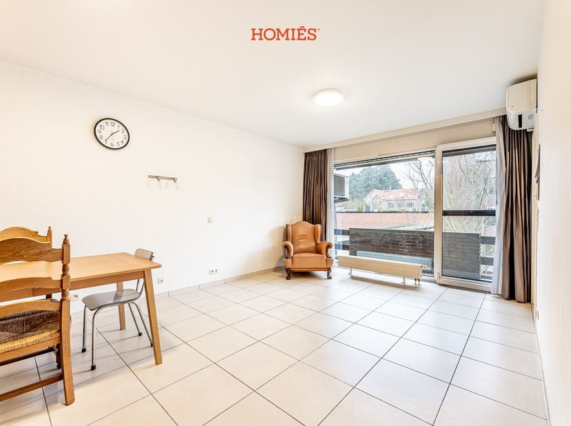 Graag bieden wij u deze assistentiewoning aan in residentie Populierenhof. De woning bestaat uit een ruime leefruimte met veel lichtinval, deze geeft