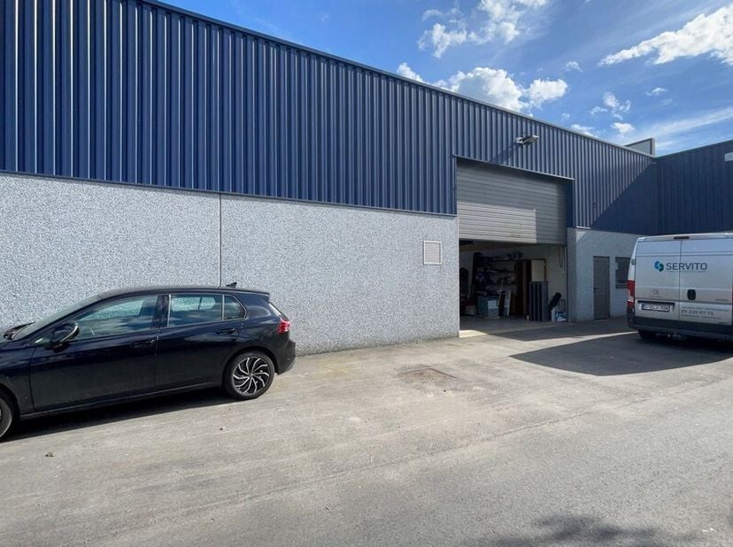 240m² opslagruimte met 30m² kantoor en 3 parkeerplaatsen&lt;br /&gt;
Ligging: in KMO-park Langendam te Sleidinge, op 5,4km van R4 en 5,6km van N9 (Gent-Eekl