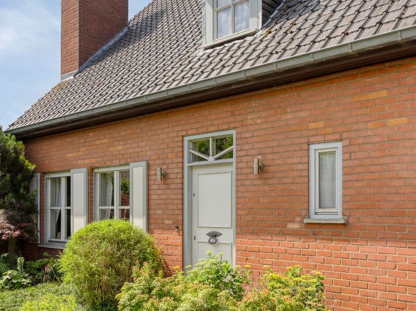 Cette villa se situe dans une rue calme et sans issue, où seules quelques villas se trouvent. La maison est entièrement entourée dun jardin récemment