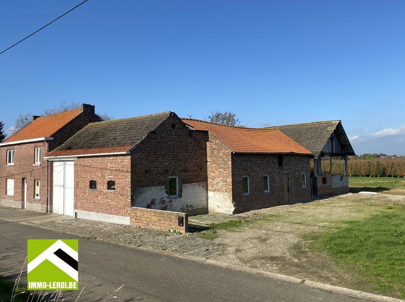 Deze hoeve is prachtig gelegen te midden van weilanden en boomgaarden in Brustem, een deelgemeente van Sint-Truiden.&lt;br /&gt;
Het gebouw ligt centraal op