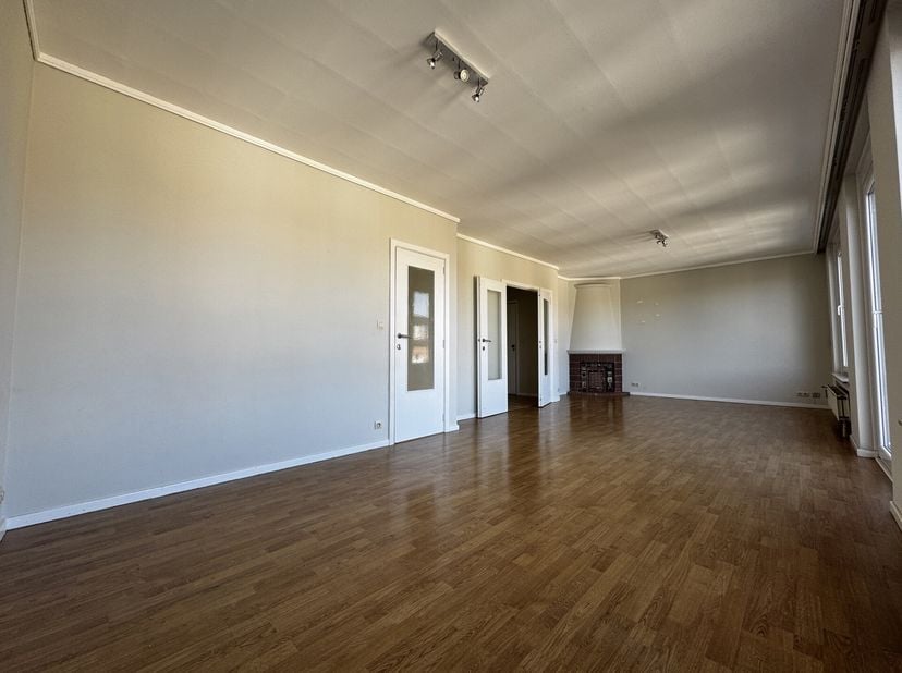 Auderghem - bel appartement deux chambres. Situé au 3ème étage sans ascenseur, nous vous proposons ce bel appartement deux chambres composé d&#039;un hall