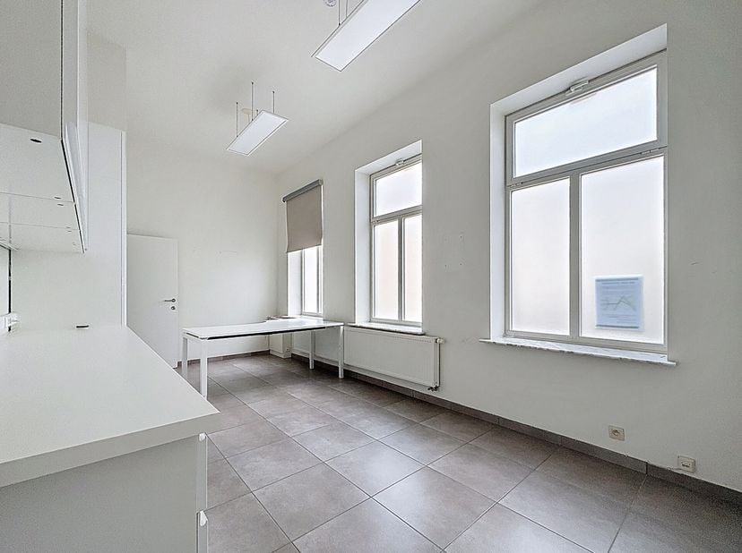 Ligging&lt;br /&gt;
Deze instapklare praktijkruimte is gelegen in de Gebroeders Van Eyckstraat, in het hart van Gent, nabij Sint-Anna, het Van Eyck-zwembad