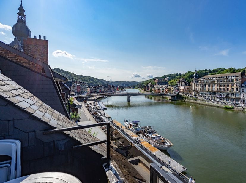 Easyhome a le plaisir de vous présenter ce bien coup de cur, idéalement situé en plein centre de Dinant, avec une vue directe et dégagée sur la Meuse.