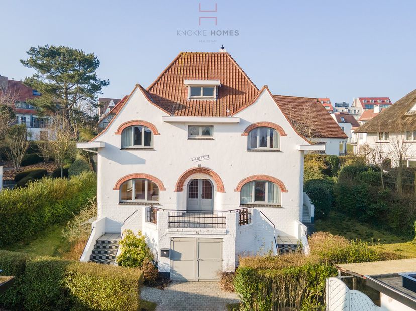 Située à deux pas de la plage de Duinbergen, cette villa spacieuse et de caractère offre une opportunité unique pour ceux qui recherchent un projet de