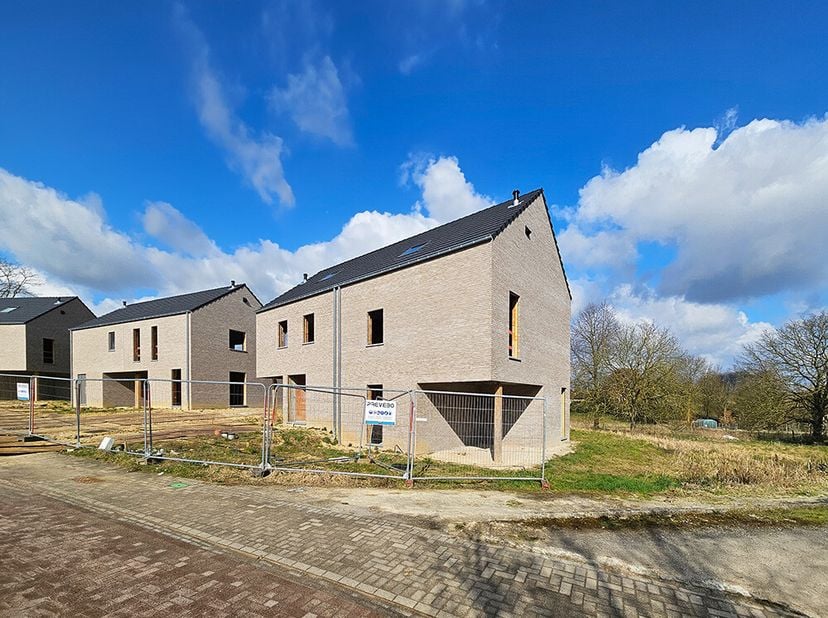 Superficie du terrain de plus de 2.000 m² - Maison familiale avec 4 chambres - Espace de vie spacieux avec cuisine ouverte - Grandes fenêtres donnant