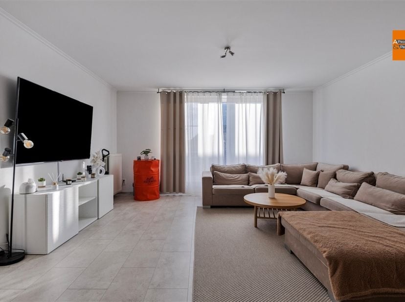 Gelegen op de eerste verdieping, biedt dit instapklare duplexappartement van 139 m² een uitstekende woonkwaliteit nabij het centrum van Puurs. &lt;br /&gt;