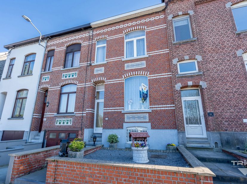 TRIOR Nivelles vous présente cette charmante maison 2 façades, offrant 4 chambres ainsi quun espace idéal pour une profession libérale, anciennement o