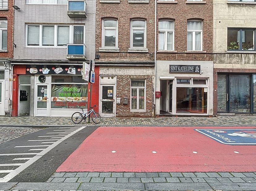 Jolie maison à rénover à vendre dans un emplacement privilégié près de Sint-Katelijnekerk, des magasins, des supermarchés et du centre animé de Maline