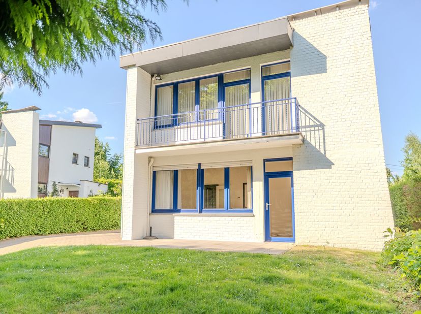Trianon Invest biedt je deze prachtige 4-gevelwoning aan in Beersel, op een boogscheut van het gemeentehuis.&lt;br /&gt;
Ontdek deze prachtige gezinswoning