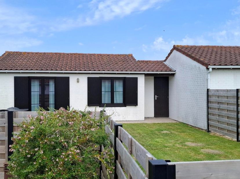 In deze rustig gelegen vakantiewoning vindt u een inkom met toilet, een gezellige woonkamer, een ingerichte open keuken, 2 slaapkamers, een badkamer m