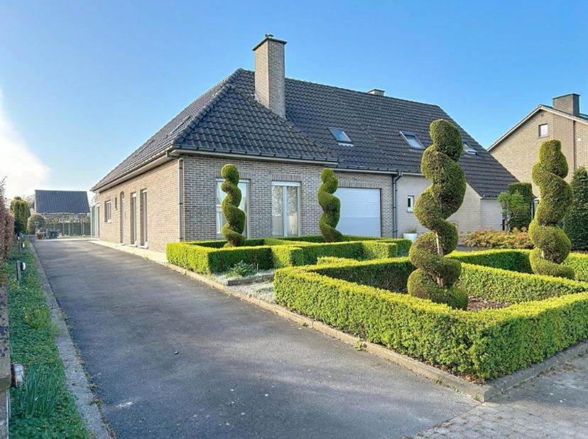 Mooi gelegen halfopen bebouwing op een zuidgericht perceel van 1052 m², bestaande uit een inkomhal met gastentoilet, lichtrijke leefruimte met eet- en