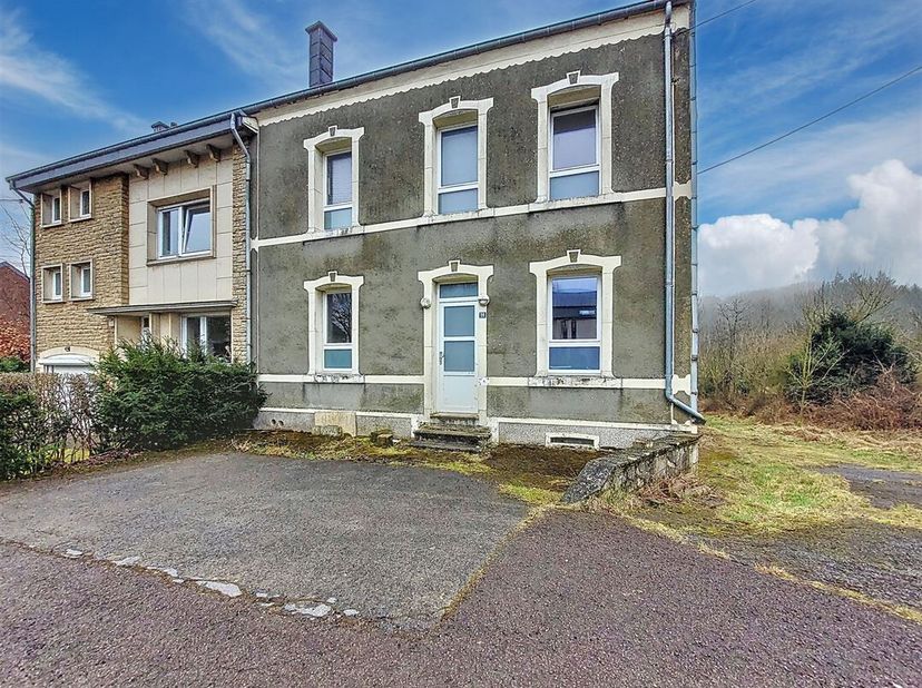 W Immobilière vous propose à Arlon une maison 3 façades à rénover sur un beau terrain de 3 ares 87 centiares. Le bien se compose comme suit: niveau -1