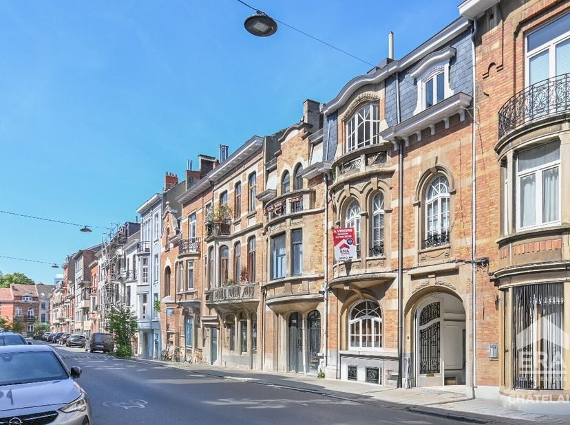 TE KOOP  Uitzonderlijk Herenhuis in Schaarbeek Vanafprijs: euro1.190.000 ERA Châtelain stelt u dit prachtige herenhuis voor in uitstekende staat, dat