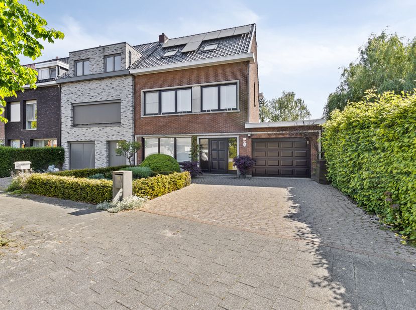 half open bebouwing te koop in Kontich&lt;br /&gt;
indeling:&lt;br /&gt;
gelijkvloers:&lt;br /&gt;
- ruime inkomhal&lt;br /&gt;
- gastentoilet&lt;br /&gt;
- woonkamer&lt;br /&gt;
- apart