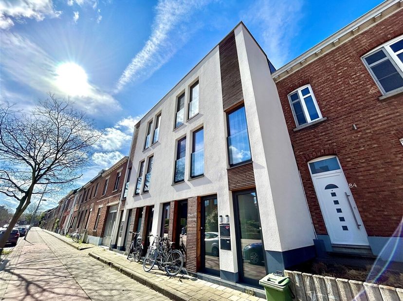 Cet appartement en duplex avec jardin parfaitement orienté est situé dans une petite résidence construite en 2018 à Wilsele, à quelques minutes à pied