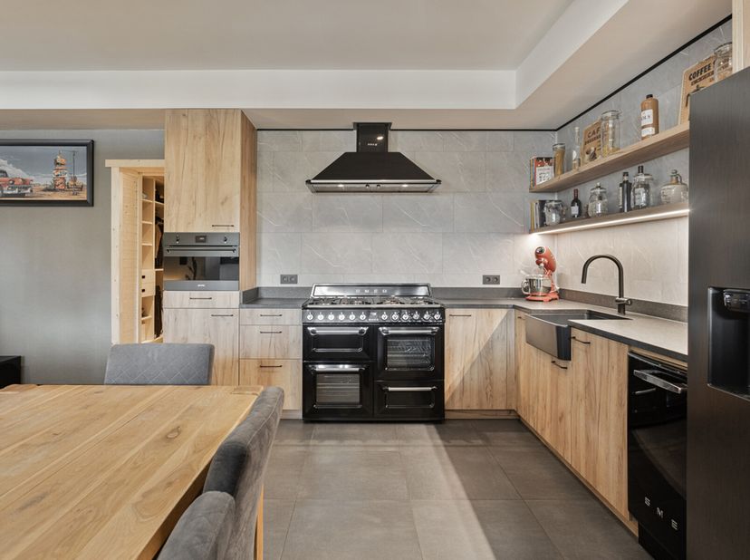 Prachtig gelijkvloers appartement te koop van 296 m².&lt;br /&gt;
Dit volledig gerenoveerde pand vergund als eensgezinswoning met zorgwoning ligt in een com