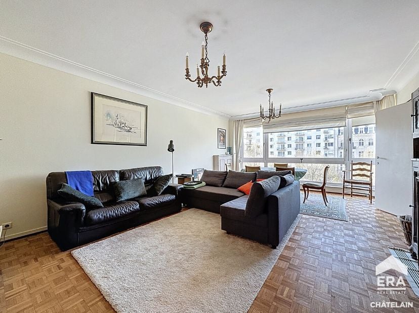 ERA Châtelain à le plaisir de vous présenter ce bel appartement meublé de ±102m², idéalement situé à deux pas de Montgomery.Situé au 3ème étage dun im