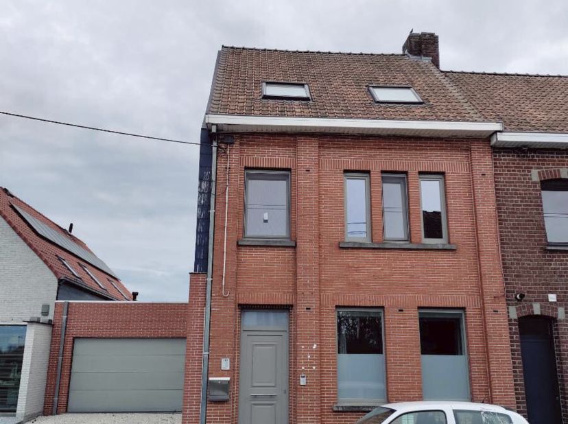 RUIME GERENOVEERDE WONING TE KUURNE -  &lt;br /&gt;
 &lt;br /&gt;
Deze rustig gelegen woning nabij het centrum van Kuurne werd in 2017 grondig gerenoveerd en uitg