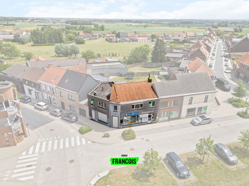 Dans le centre du village de Wijtschate, se trouve ce coin intéressant ! Cette ancienne maison commerciale a une superficie totale de 170 m² et est pr