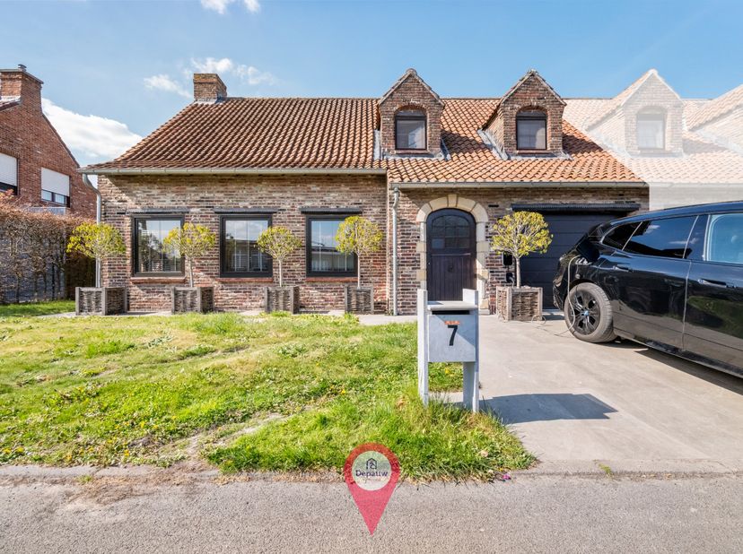 Sfeervolle, instapklare en energiezuinige woning (EPC-label B), ideaal gelegen in een aangename woonwijk in Torhout. In deze halfopen bebouwing geniet