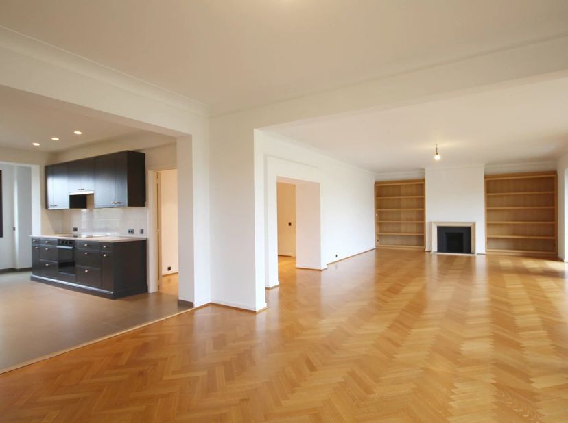 Jardin du Roi-wijk, gelegen tussen de wijk Châtelain en de vijvers van Elsene, dit prestigieuze 3-slaapkamerappartement met terrassen van ± 194 m² bev