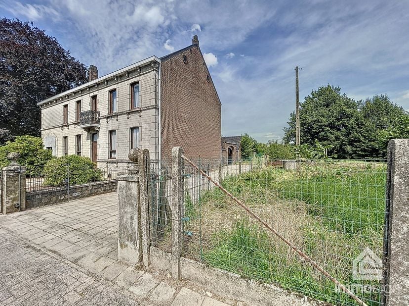 PLUSPUNTEN&lt;br /&gt;
+ herenhuis met authentieke elementen&lt;br /&gt;
+ perceeloppervlakte: 1800 m²&lt;br /&gt;
+ breed perceel van 36 m&lt;br /&gt;
+ projectgrond voor mo