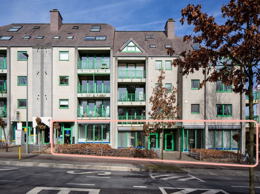 De locatie van deze kantoor- of praktijkruimtes is een ideale uitvalsbasis voor meerdere disciplines of branches. En dit dankzij de ligging op een boo