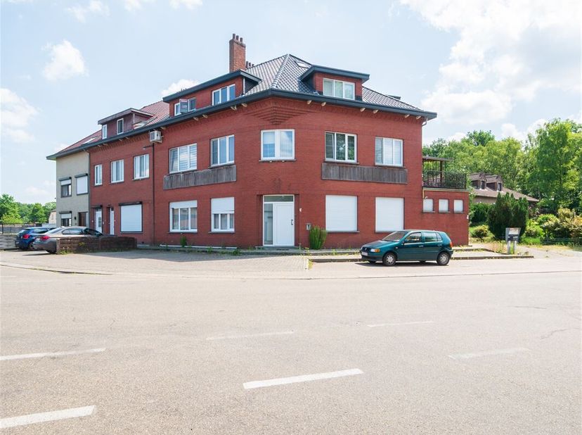 Cet appartement duplex spacieux et bien situé se trouve à proximité de l&#039;hôpital, du St Francis College et du centre de Heusden. Il fait partie d&#039;un p