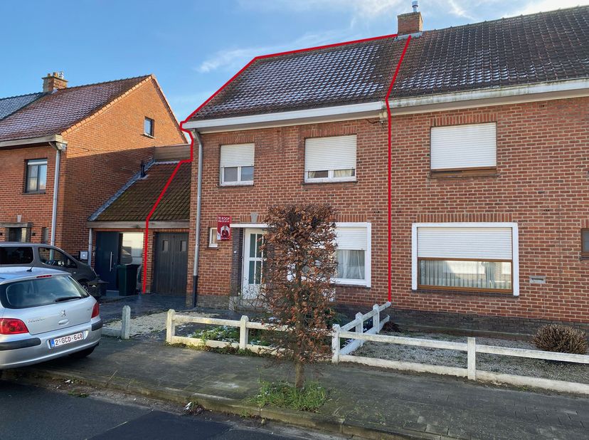 Rustig gelegen, op te frissen woning met 4 slaapkamers, tuin en garage (oprit voor één auto).  Indeling van de woning: aparte inkom met gastentoilet,