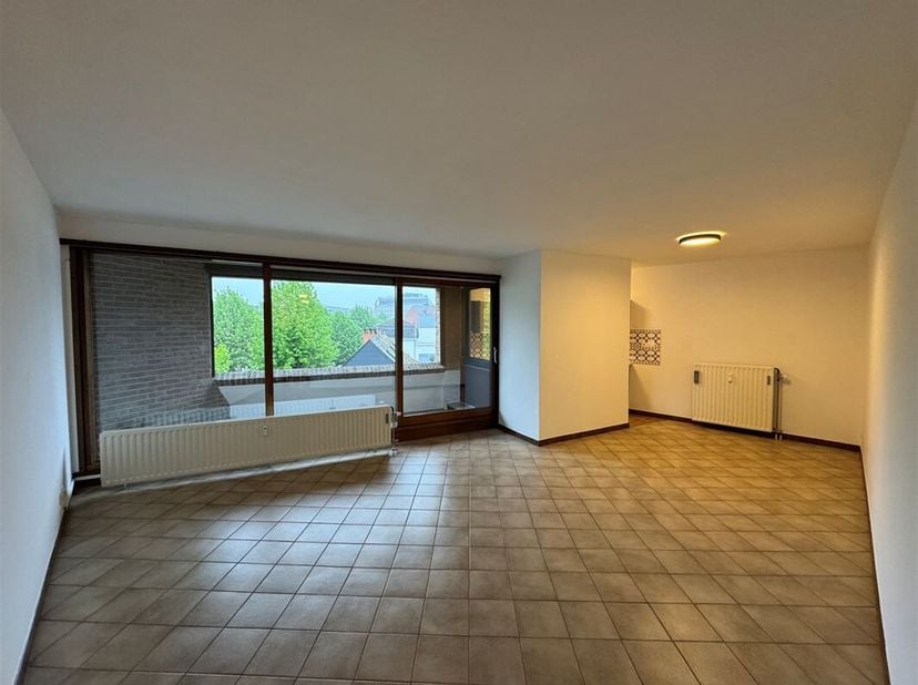 Superbe appartement 2 chambres avec terrasse, situé au 2ème étage dune résidence avec ascenseur, à Mons. &lt;br /&gt;
Situation idéale : à proximité du Cent