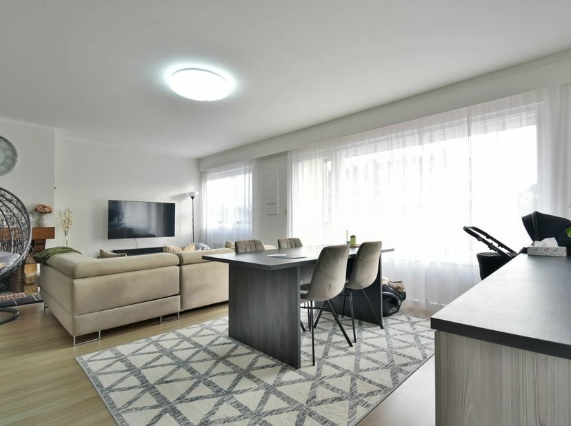 Idéalement situé dans un environnement vert et aéré , TRIOR vous propose un bel appartement entièrement rénové de +- 80 m² qui se compose comme suit: