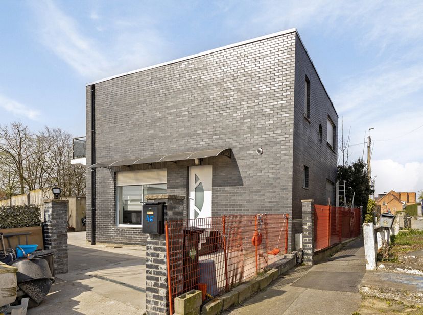 Maison entièrement rénovée et énergétiquement efficace située dans un quartier résidentiel calme à Teralfene. Elle se trouve à quelques minutes des ga