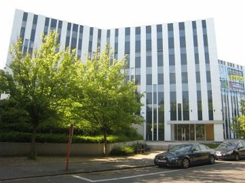Het kantoorgebouw is gelegen langs de Woluwelaan, op de hoek van de Marcel Thirylaan en de Neerveldstraat. &lt;br /&gt;
&lt;br /&gt;
 Het gebouw is gemakkelijk be
