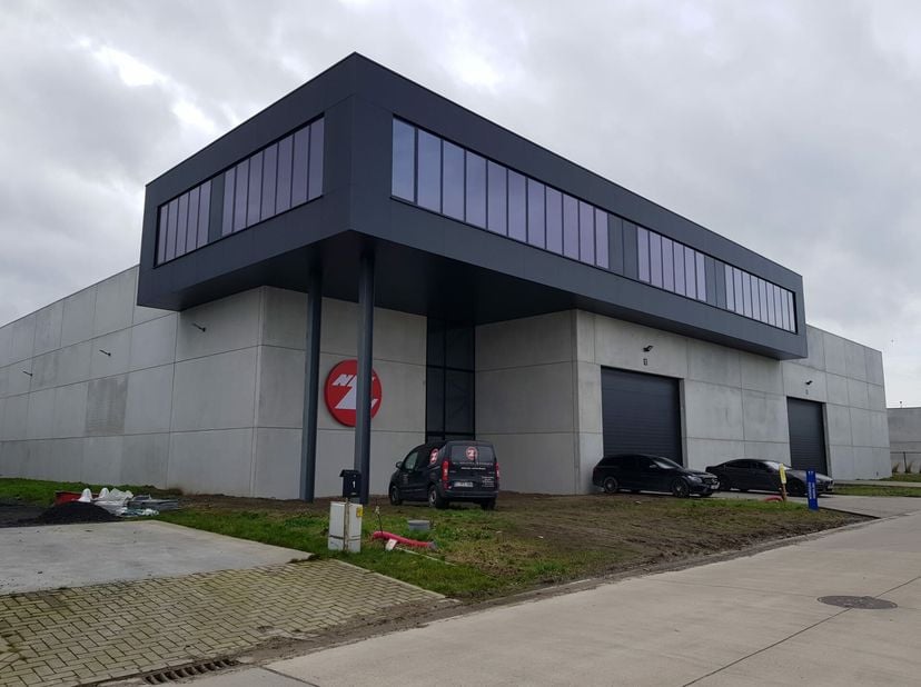 Bureau (450 m²) à louer. &lt;br /&gt;
La finition personnalisée peut être négociée par le client. &lt;br /&gt;
MISE EN PAGE:&lt;br /&gt;
- Salle de réception au rez-de-