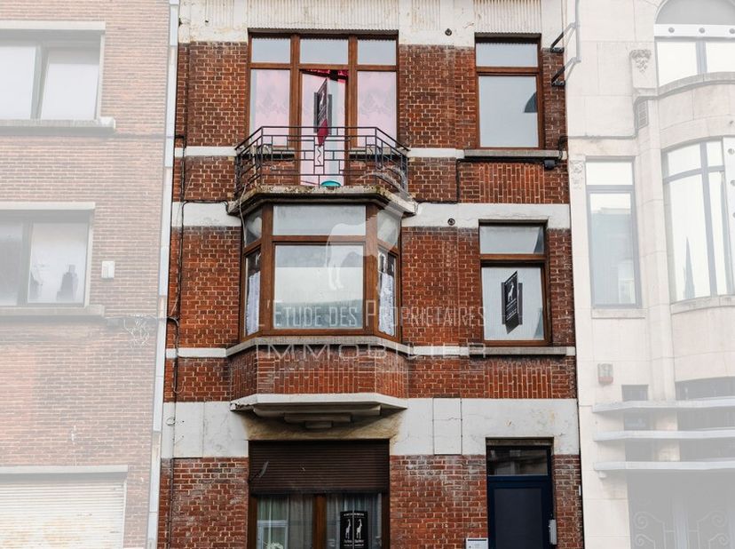 Mooi opbrengsteigendom met 4 eenheden te koop in het hart van Charleroi&lt;br /&gt;
Referentie kantoor: V6031-1694&lt;br /&gt;
Virtueel bezoek: https://envisite.n
