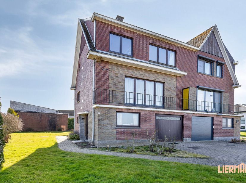 - Bezoekdag: ZA 29/3 (VM) - enkel op afspraak - 053 89 99 66 -&lt;br /&gt;
Deze halfopen gezinswoning, gelegen op een perceel van 3a18ca, biedt een prachtig