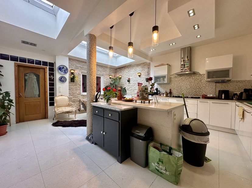 À deux pas de la Place Rochefort &amp; du Parc Duden  Grand appartement au potentiel rareSitué dans un quartier recherché et parfaitement connecté, cet ap