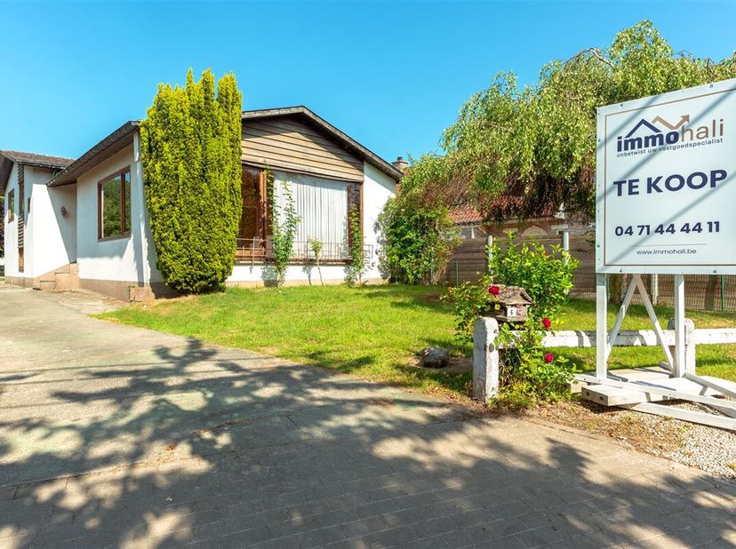 Deze ruime woning bevindt zich in een rustige, doodlopende straat in het landelijke Oosterzele, op korte wandelafstand (ongeveer 10 minuten) van het s