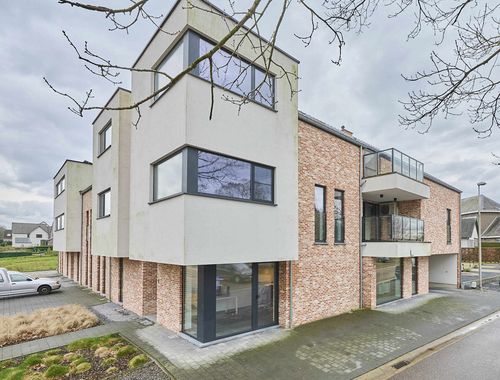                             Immeuble de bureaux à vendre à Gruitrode
