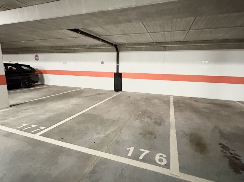 Emplacement de parking situé au -2 (facilement accessible) d&#039;un immeuble récent avec situation excellente.&lt;br /&gt;
Longueur 5,06 x Largeur 2,26&lt;br /&gt;
Ch