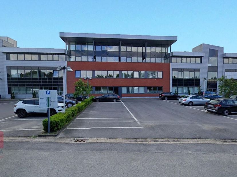 Instapklare kantoorruimte met een totale oppervlakte van 125 m² beschikbaar voor verhuur. Deze aantrekkelijke ruimte is uitstekend gelegen NAAST de E4