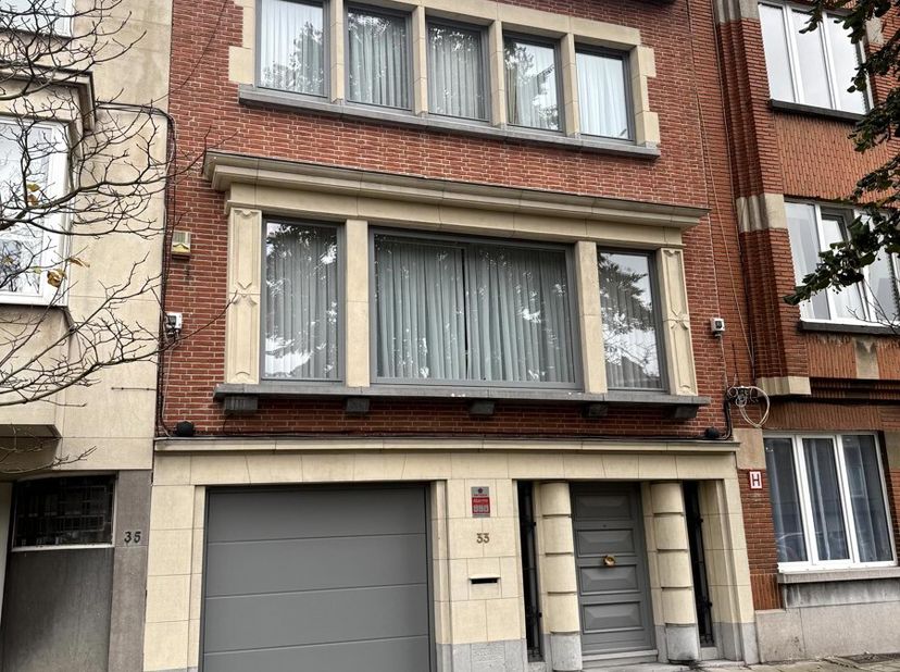 Ontdek dit prachtige charmante huis met uitzonderlijke helderheid en zeer mooie ruimtes vanwege de brede gevel. Het pand heeft een goede ligging met v