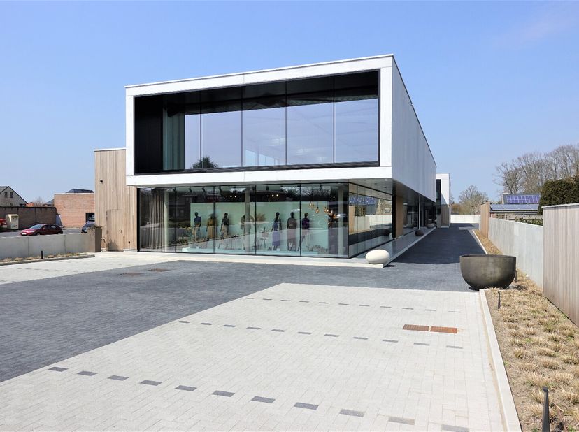 In deze prachtige nieuwbouw zijn er nog 3 ruimten te huur. Vooraan is er een kledingwinkel (Fiorelle). Op het gelijkvloers achteraan vinden we een rui
