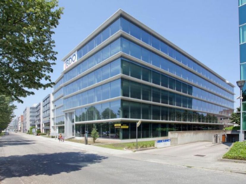 Ce bel immeuble de bureaux est situé à proximité des différentes voies d&#039;accès à Anvers (E19, Antwerp Singel, E314, Antwerp Ring, etc.). Parking dispo