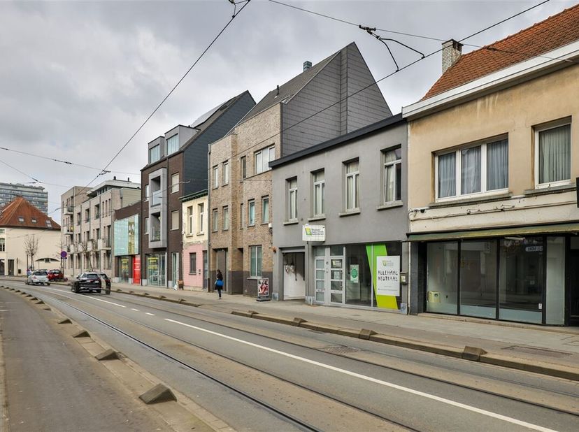 Op een centrale locatie te Deurne met de tram voor de deur, verhuren we dit handelsgelijkvloers met een oppervlakte van 264 m².&lt;br /&gt;
Het handelsgelij