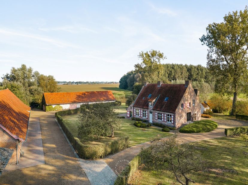 Deze charmante hoeve, gekend als &quot;Hoeve Hof ter Poelen&quot;, werd in 2006 gronding gerenoveerd onder begeleiding van de gerenommeerde architect Stephane B