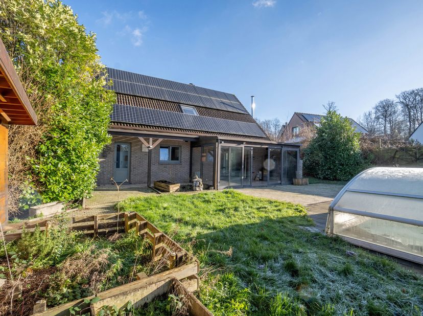 Idéalement située dans le &quot;domaine de Lauzelle&quot;, à proximité de toute les facilités, venez découvrir cette maison 4 façades pleine de charme. Construi