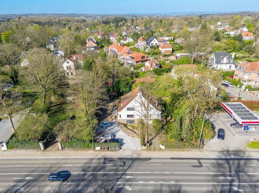 Property One stelt u met plezier deze halfopen woning met drie gevels voor, gelegen aan de prestigieuze Waterloosesteenweg, op de grens met Ukkel.&lt;br