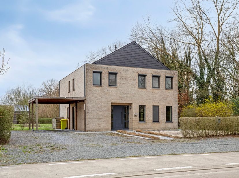 Zeer ruime, recente, energiezuinige villa met alle wooncomfort. Aangename indeling: inkomhal, gastentoilet met handwasbakje, lichtrijke woonkamer/eetk