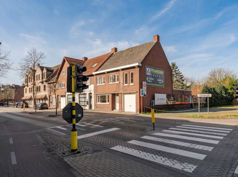 Mooie gerenoveerde rijwoning met 4 slaapkamers en privé tuintje gelegen midden in het centrum van Overpelt, vlakbij de winkels en openbaar vervoer en